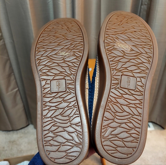 NWT REVITALIGN Textured Navy Sneakers with Tan Trim - Picture 6 of 7